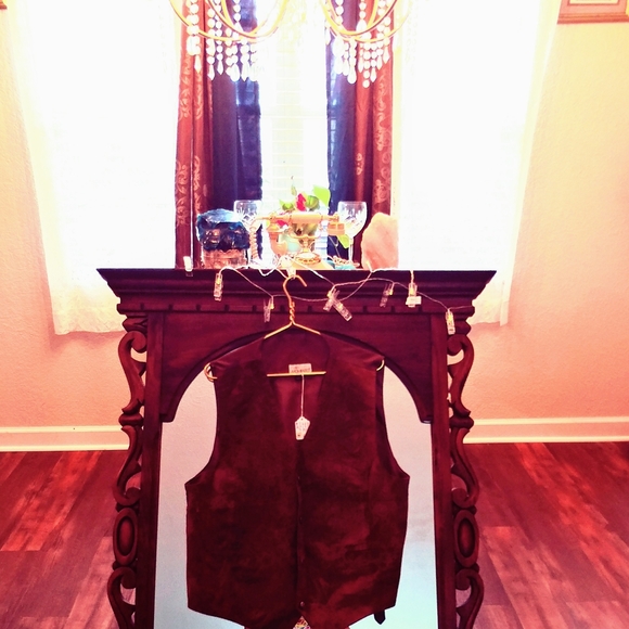 Uno Momento Mens 100% Leather and silk Vest - Picture 3 of 5